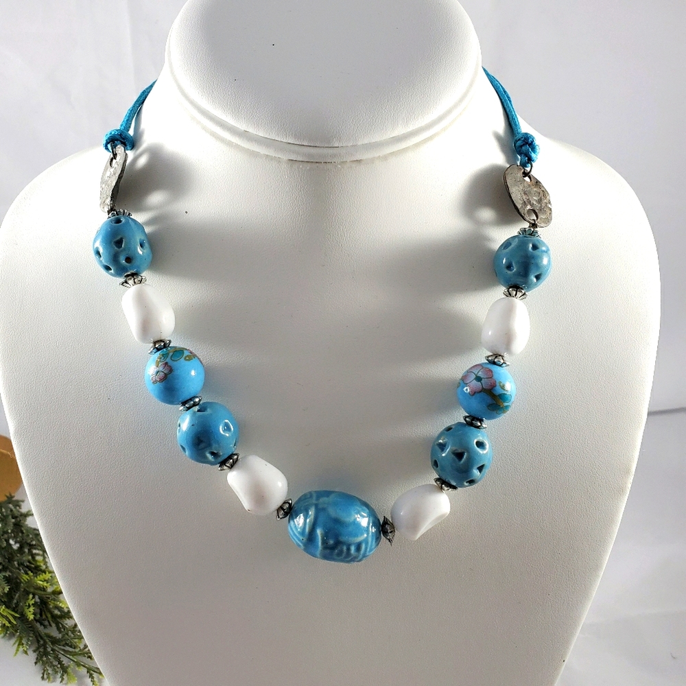 Avenue beaded necklace nwt blue white textured